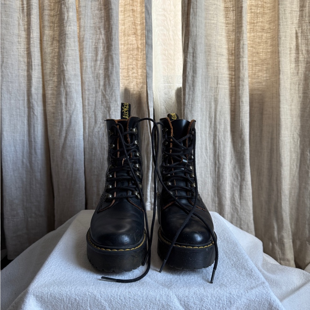 Dr. Martens Leona